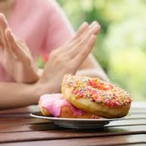 وقتی هوس شیرینی به سراغتان می‌آید چه باید کرد؟ هوس‌ها می‌توانند فوری به نظر برسند. خبر خوب؟ گام‌های کوچک و ساده می‌توانند به تثبیت قند خون شما کمک کنند و از شدت آن بکاهند. چِروونی این نکات را ارائه می‌دهد: وعده‌های غذایی متعادل بخورید. چِروونی می‌گوید: "اگر پنج وعده میوه و سبزیجات، پروتئین و غذاهای پرفیبر توصیه شده در روز را مصرف کنید، به تثبیت قند خون شما کمک می‌کند." و مراقب قندهای افزوده پنهان در غذاهای فرآوری شده باشید. وعده‌های غذایی را حذف نکنید. چِروونی هشدار می‌دهد: "اگر تمام روز غذا نخورید، تا زمانی که به خانه برسید، گرسنه خواهید بود." این زمانی است که توقف‌های بیرون‌بر و پرخوری آخر شب می‌تواند اتفاق بیفتد. خوردن منظم غذاهای مغذی در طول روز می‌تواند به شما کمک کند انتخاب‌های بهتری داشته باشید. اول آب بنوشید. گاهی اوقات، تشنگی می‌تواند مانند گرسنگی احساس شود. چِروونی خاطرنشان می‌کند: "نوشیدن آب اول ممکن است به شما کمک کند احساس سیری کنید و از پرخوری جلوگیری کنید." این می‌تواند به جلوگیری از افزایش و کاهش ناگهانی قند خون کمک کند. بدن خود را حرکت دهید. ورزش به کاهش استرس و تعادل هورمون‌های گرسنگی مانند گرلین کمک می‌کند. اما چِروونی خاطرنشان می‌کند که حرکت لازم نیست شدید باشد. «چیزهایی مانند یوگا، تای چی، حرکات کششی سبک - آنها نیز کمک خواهند کرد.» حتی یک پیاده‌روی کوتاه می‌تواند تفاوت ایجاد کند.
